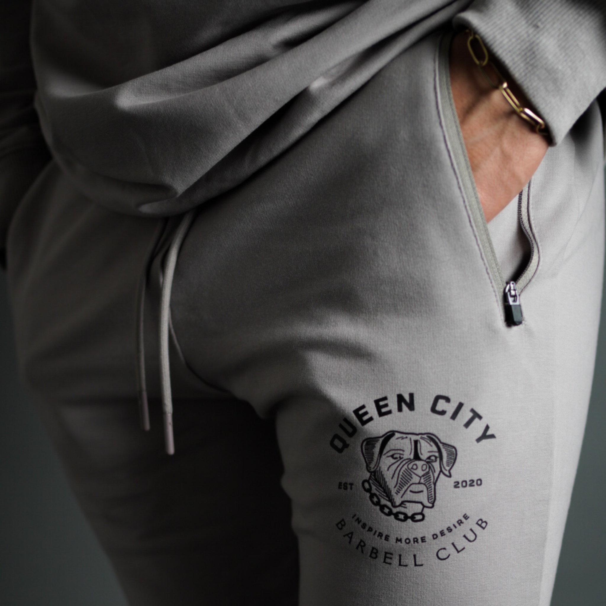 THE STRUCTURED JOGGER // GREY