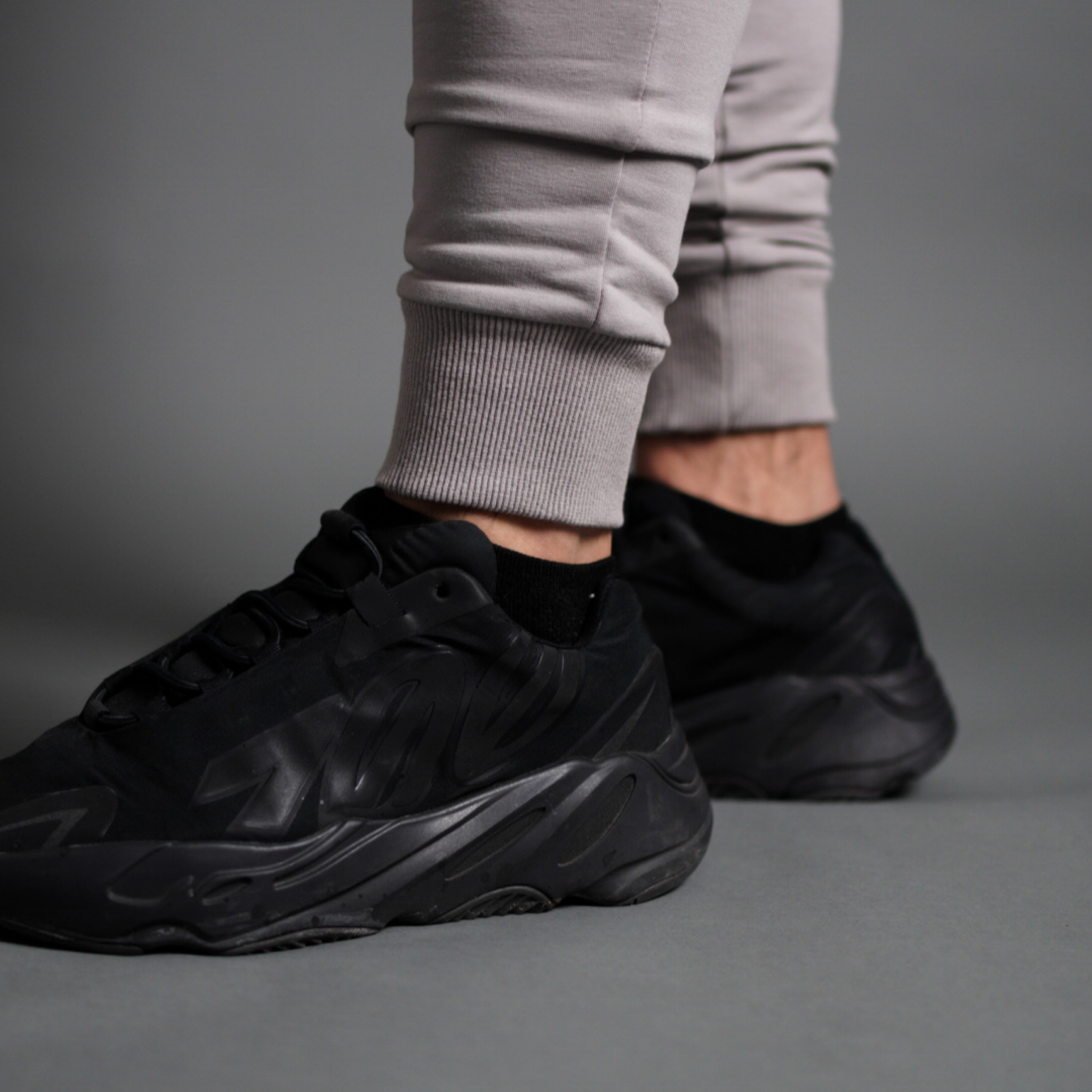 THE STRUCTURED JOGGER // GREY