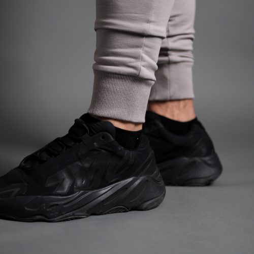 THE STRUCTURED JOGGER // GREY